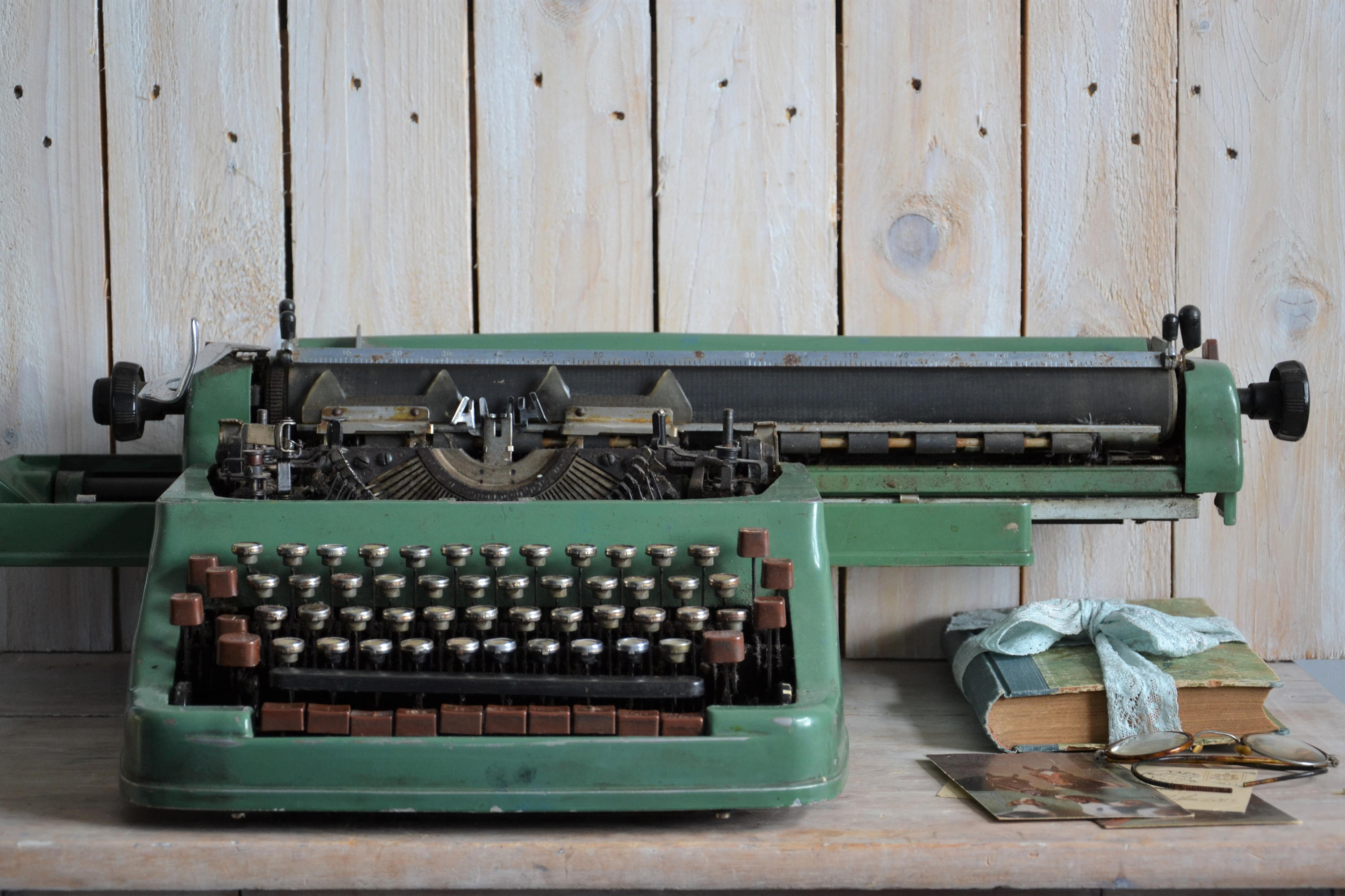 Used     Antique Green Typewriter