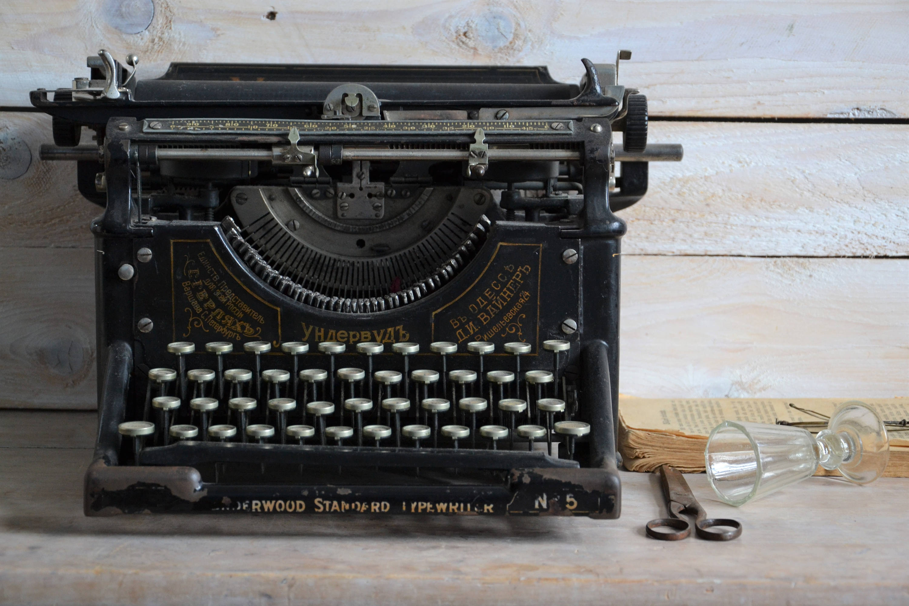 Used   Underwood  Antique Black Typewriter