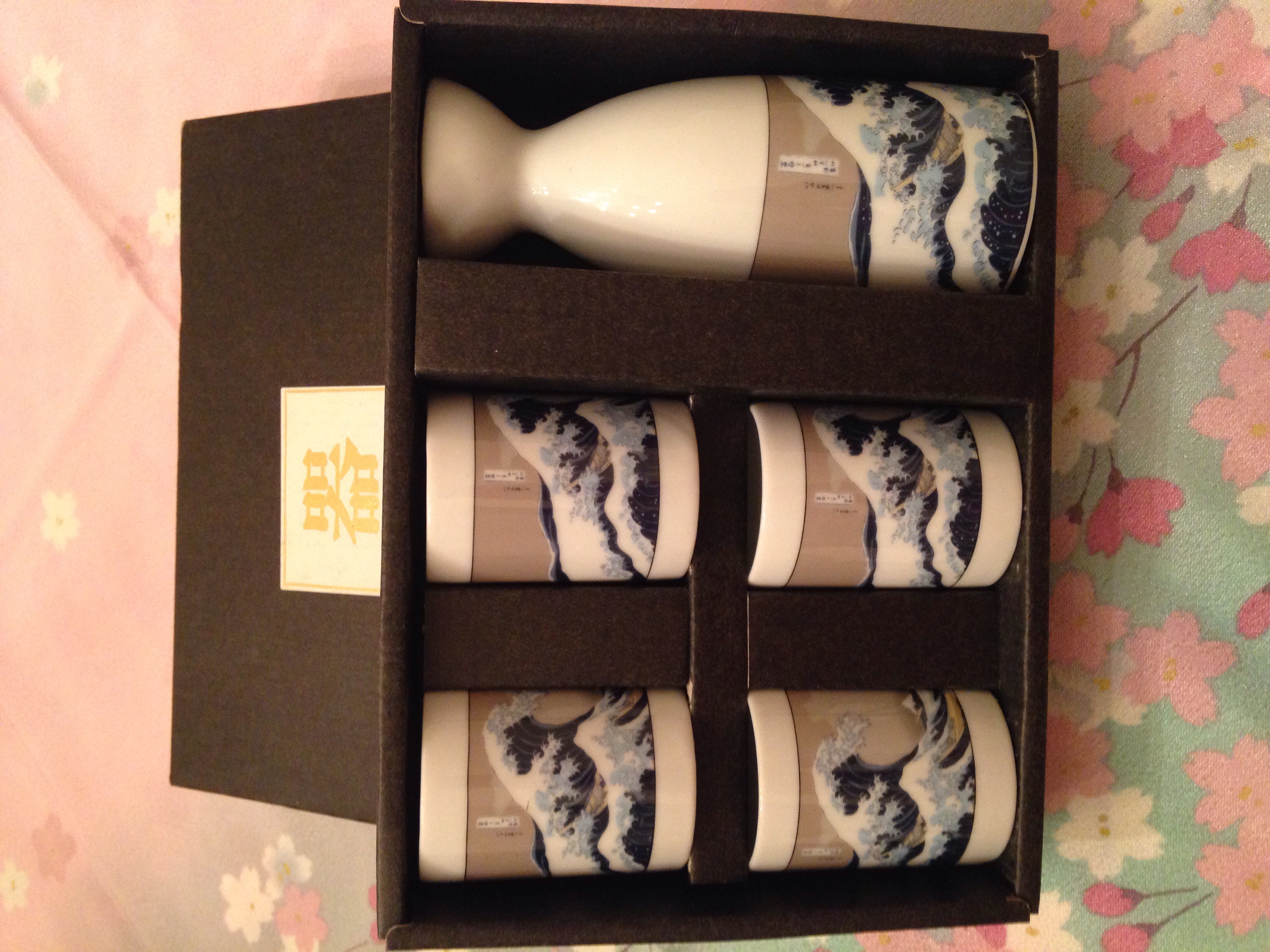 New     Japanese Wave Pictured Bottle and Cups