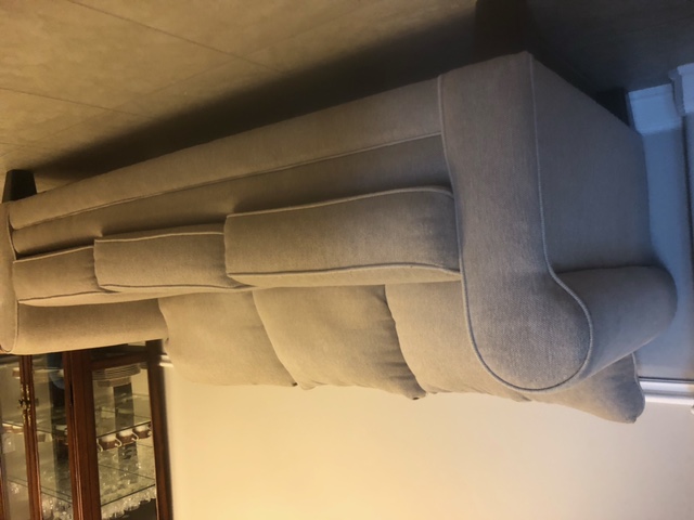 Used     Gray/White Couch (Unknown Brand)