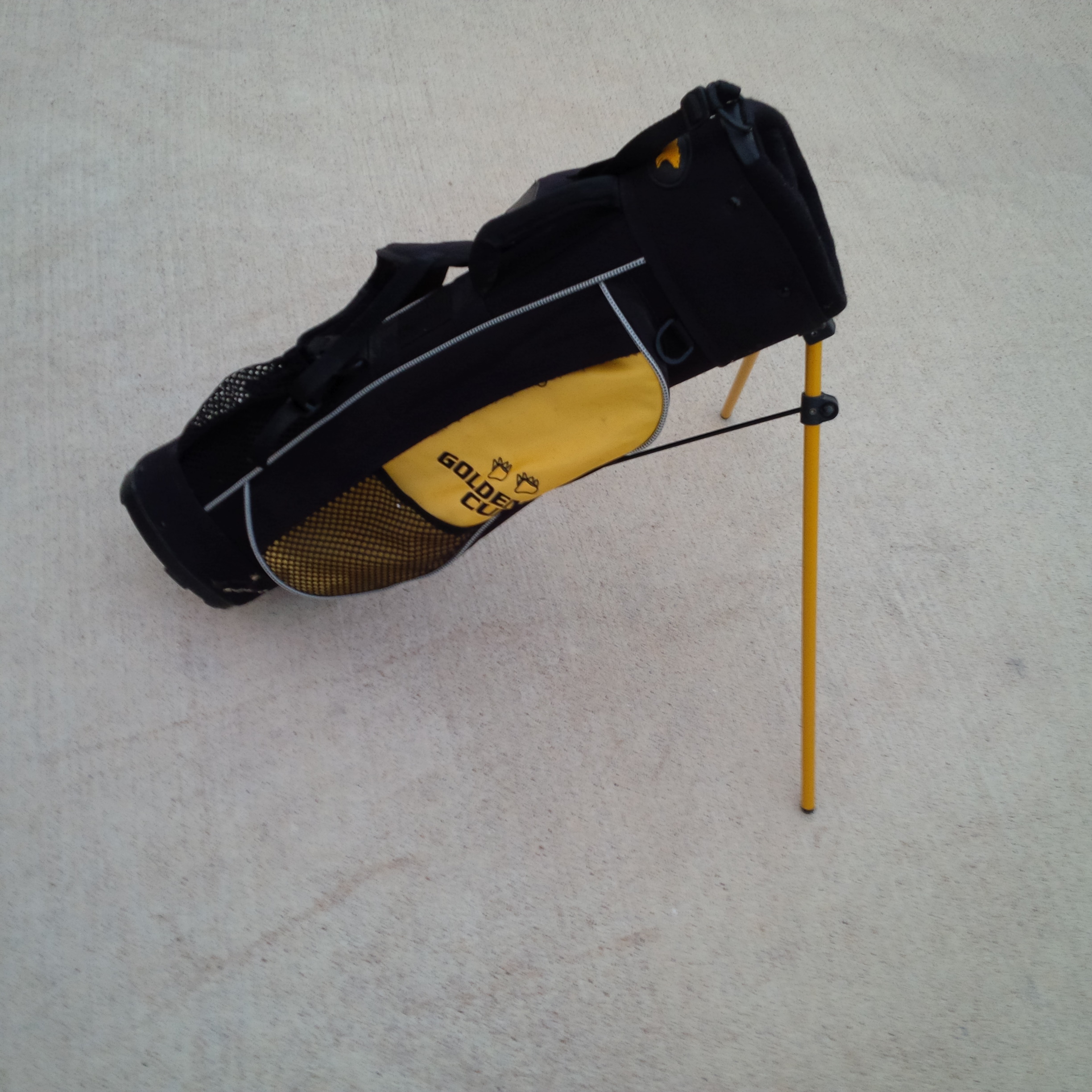 Used   Golden Cub Bear Black and Yellow Golf Bag for Ages...